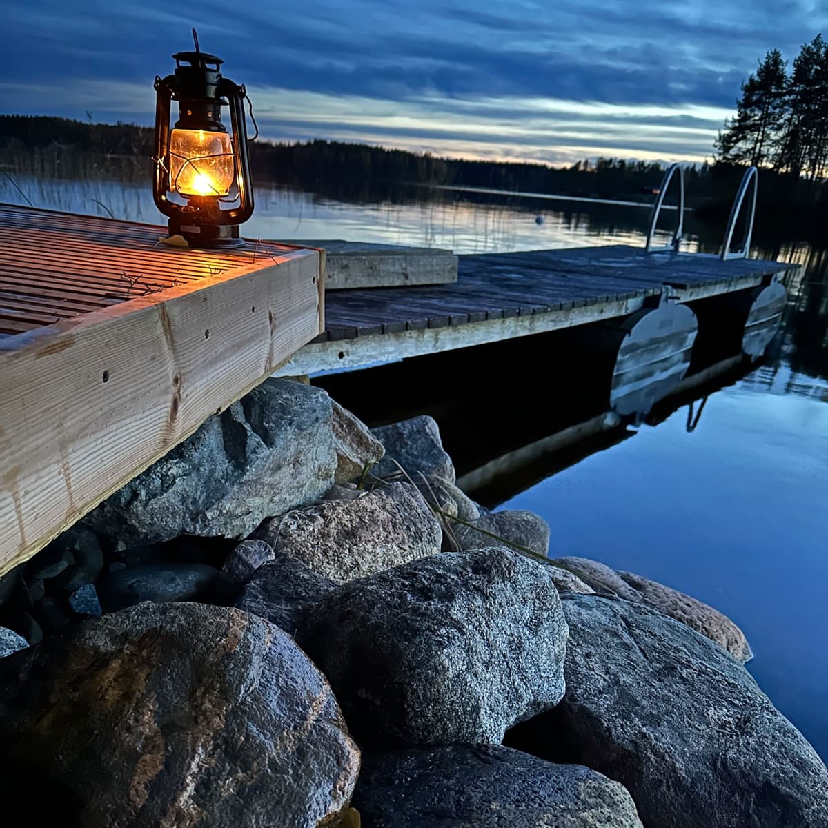 Inora laituri illalla