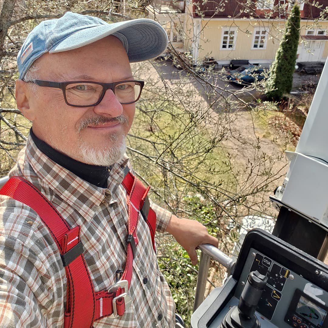 <p data-block-key="qenyj">Janneniskan nostolava-auton testaaja Jouni Järvinen.</p>