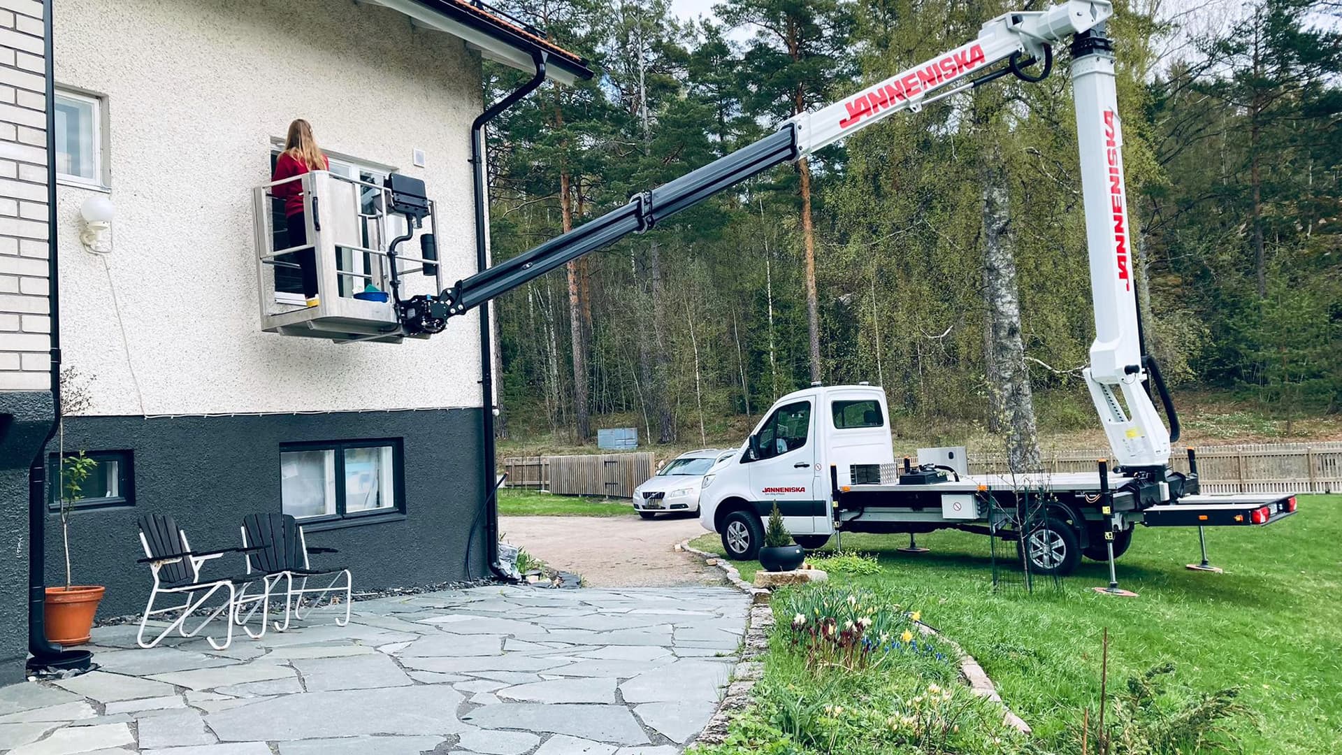<p data-block-key="0qsxh">JN24 nostolava-auton voit parkkeerata kauemmaskin huollettavasta kohteesta.</p>