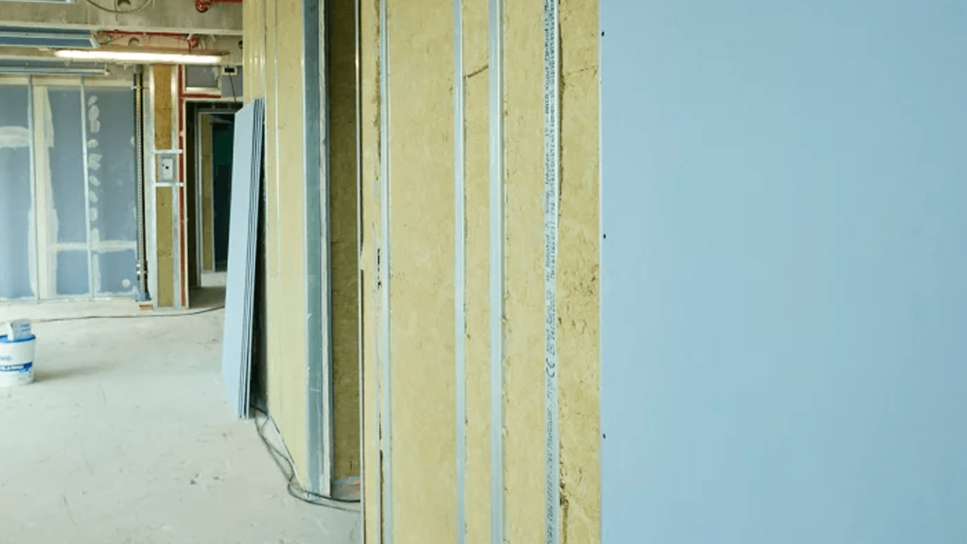 <p data-block-key="2qq0i">Kastunut levy ei aina tarkoita purkua. Ratkaisevaa on, pääsikö vettä levyn ytimeen ja jatkuuko kosteus vai oliko kyse kertaluonteisesta kastumisesta. (Kuva Knauf Oy)</p>