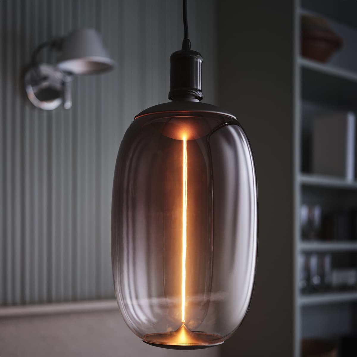 <p data-block-key="agzqn">OSRAM Vintage 1906 Big Elipse Oval Magnetic -sisustuslamppu erottuu savunharmaalla lasillaan ja magneettisella filamentillaan, joka luo pehmeää ja näyttävää valoa osaksi modernia ja vintage-henkistä sisustusta.</p>