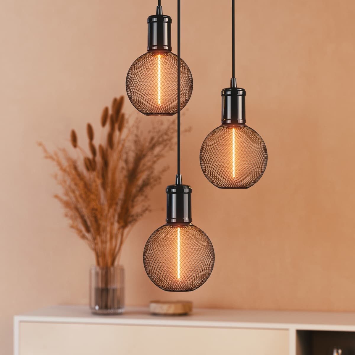 <p data-block-key="lo9bq">Äänestyksen voittajaksi noussut OSRAM Decor Straw Globe Black E27 on näyttävä sisustuslamppu, joka luo pehmeää tunnelmaa ja toimii katseenvangitsijana avoimissa valaisimissa.</p>