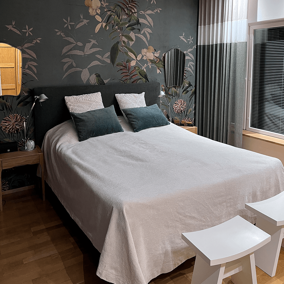 yöpöytä ja peili seinälla