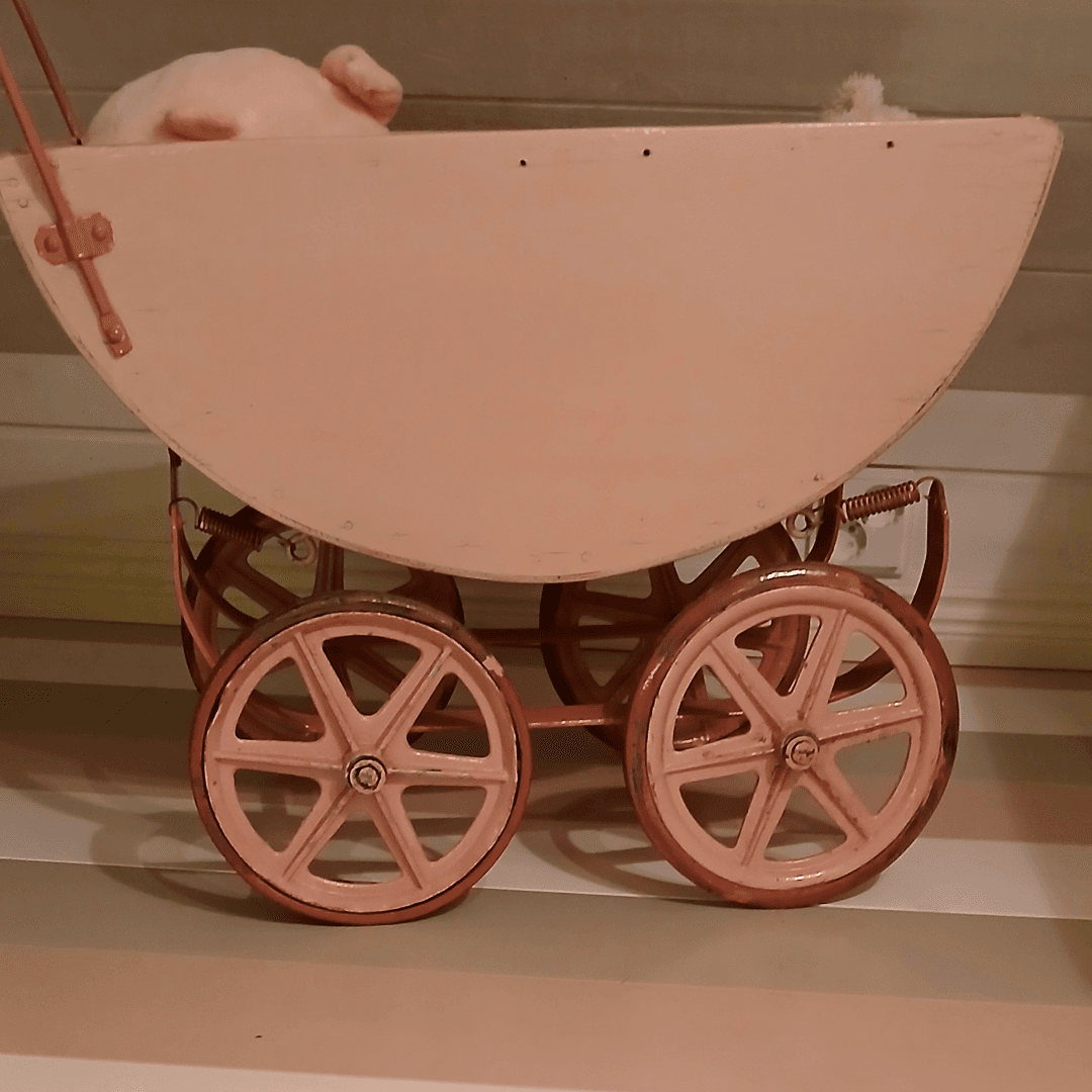 Vanhat vaaleanpunaiset rattaat sekä kolmella sävyllä maalattu lautalattia