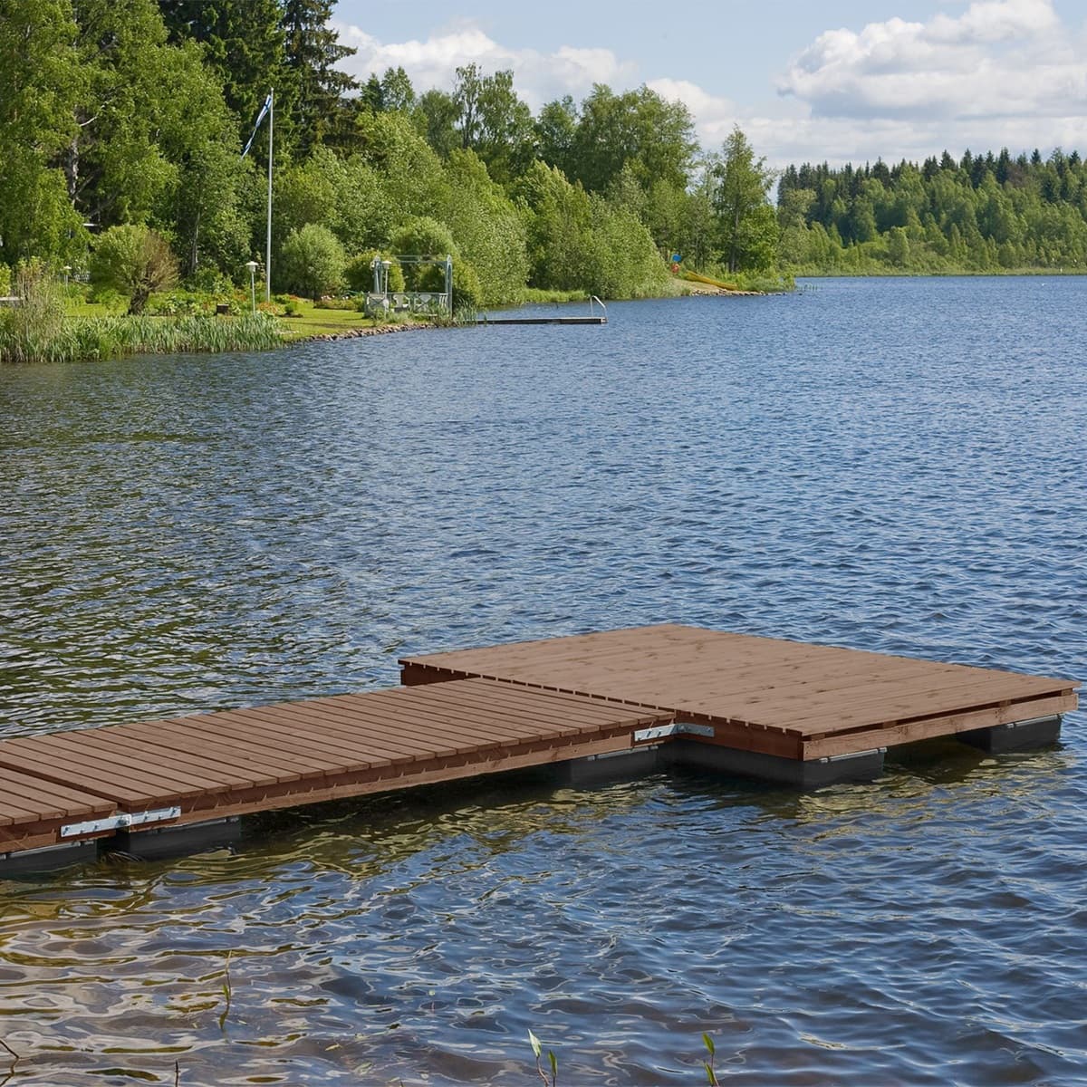 Kokonainen ruskea laituri rannassa Inora