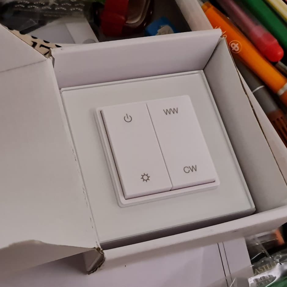 <p data-block-key="tiwld">Langattoman ohjauksen painikkeen voi vapaasti sijoittaa haluamaansa paikkaan. Portaattomasti värilämpötilasäädettävässä painikkeessa WW lämpimämpi valo ja CW kylmempi valo.</p>