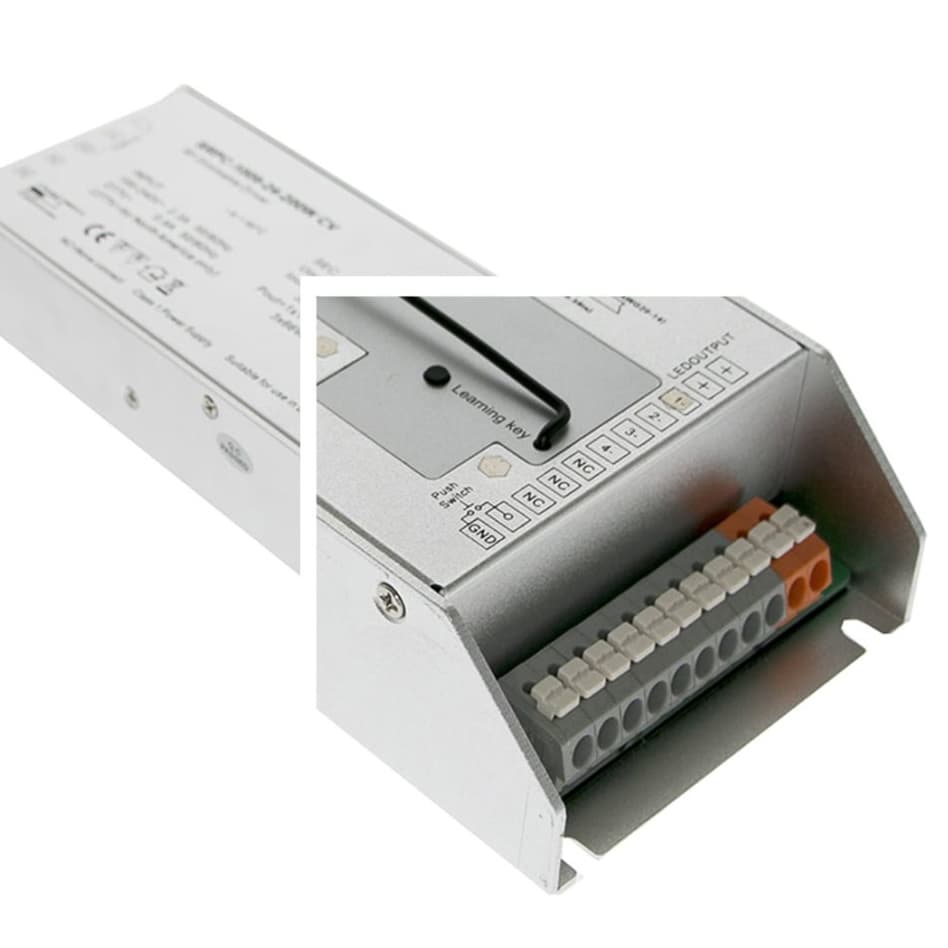 <p data-block-key="2o1x6">14,4 W/m CCT-nauha liitetään muuntajan heikkovirtapuolelle. Se ottaa kolme paikkaa, yhden plussan (punainen) ja kaksi miinusta (vihreä WW ja musta CW). Langattoman ohjauspainikkeen pariliitosta varten kuvassa näkyy musta nappi (learning key).</p>