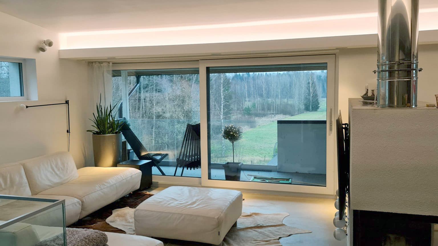 <p data-block-key="6n00p">Kun epäsuora valaistus sekä LINJA-spotit ovat päällä, olohuoneeseen saadaan reilusti lisää valoa.</p>