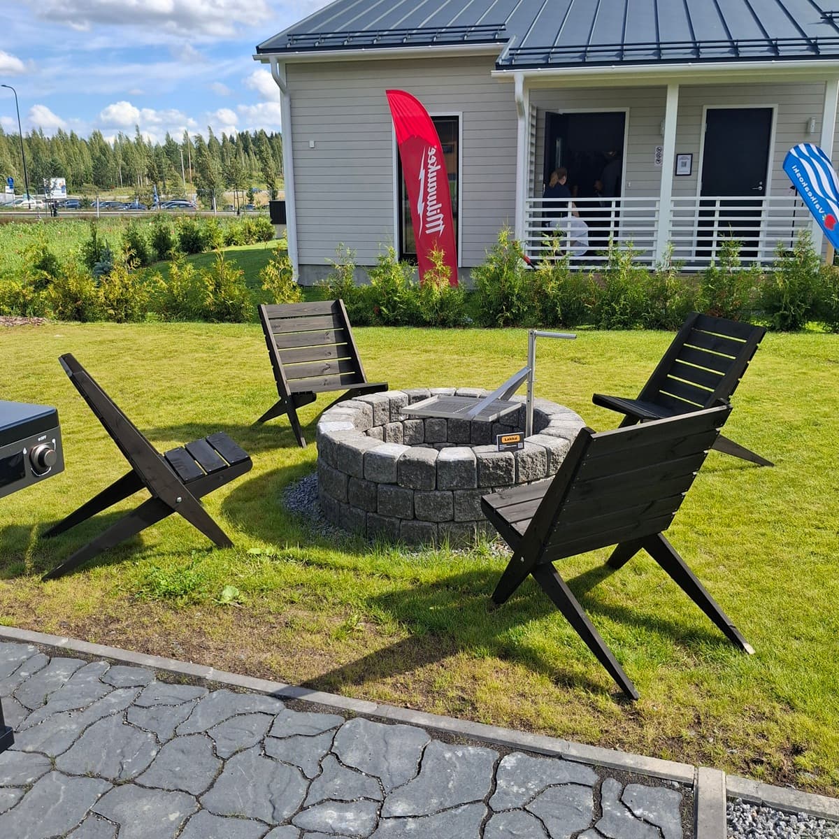 <p data-block-key="f1qps">Pihan oleskelualueissa huomio kiinnittyi tarkoin suunniteltuihin toiminnallisiin ratkaisuihin. (Kuva: Tiina P.)</p>