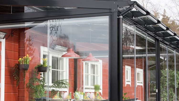 Tyylikäs sivuunliukuva terassilasitus