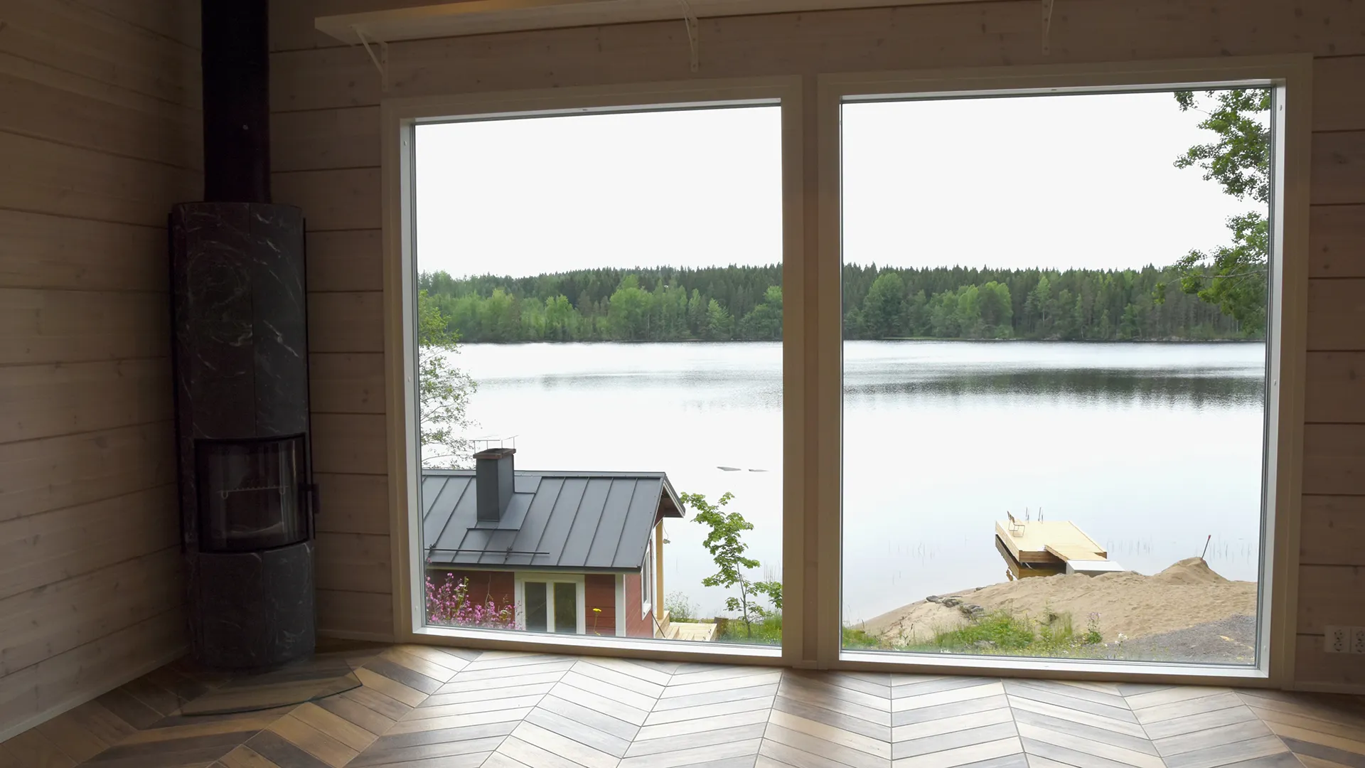 <p data-block-key="6cnym">Suuret järvelle avautuvat ikkunat tuovat luonnon sisälle ja raikkaan ilman voi lähes nähdä. Mökin hyvän sisäilman varmistaa Vallox 096 MV -ilmanvaihtokone. (Kuva Vallox Oy)</p>