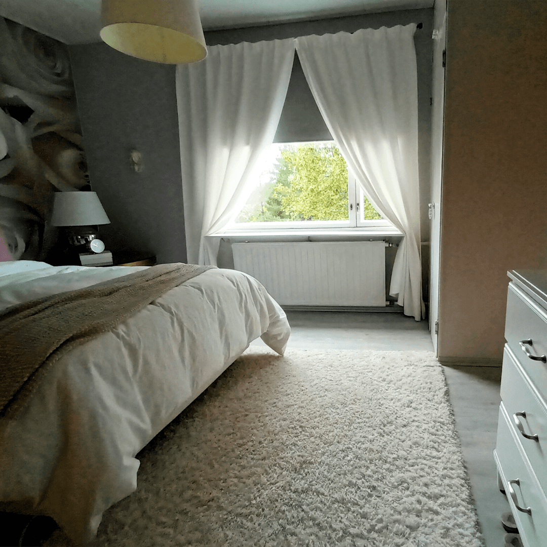 sängynpääty ja ikkuna