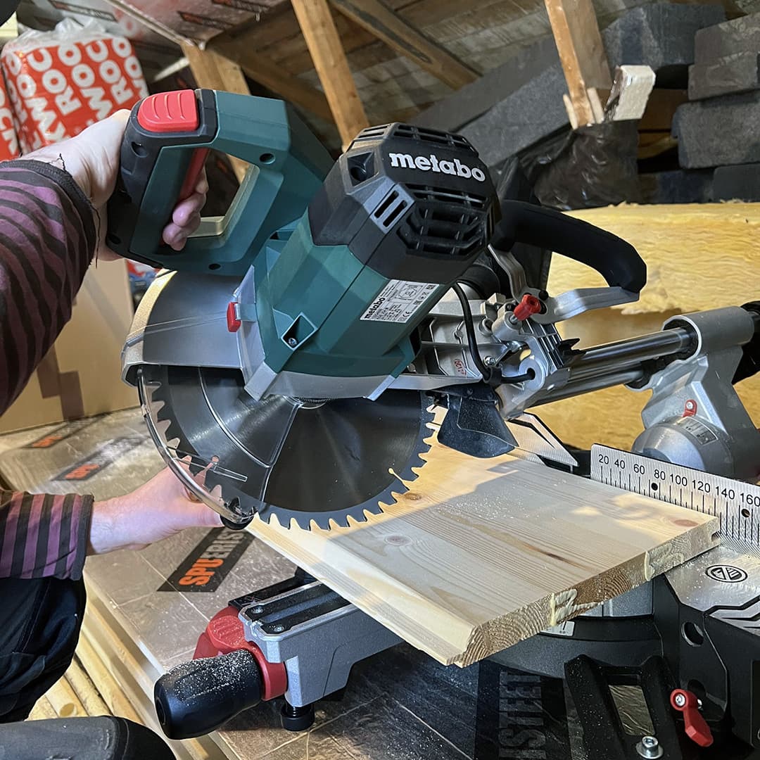 jiirisahalla sahataan vinoa päätä paneeliin