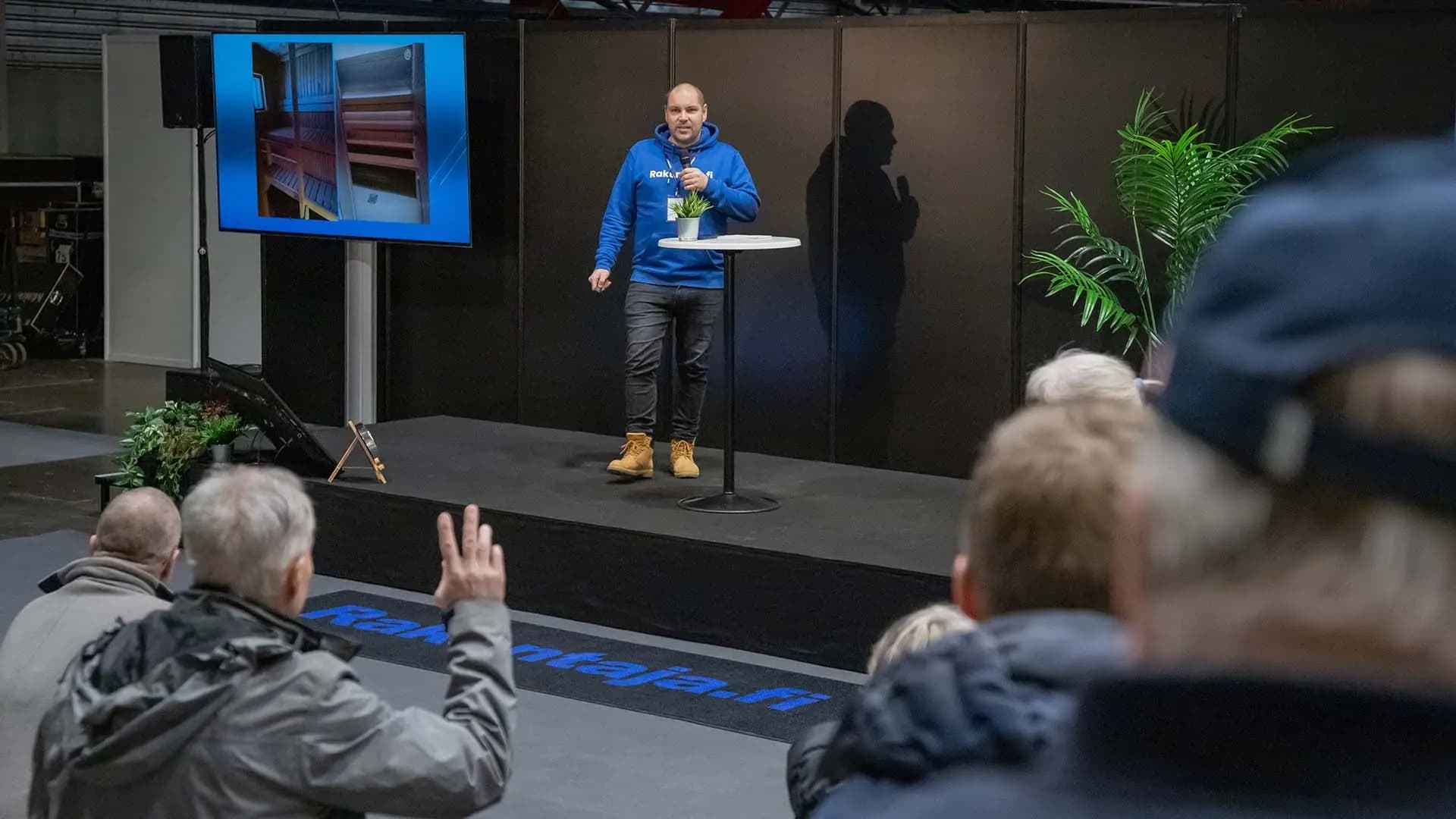 <p data-block-key="j9ev8">Perttu Sirviö nostattaa tunnelmaa messulavalla – luvassa rakentavaa keskustelua ja käytännön vinkkejä.</p>