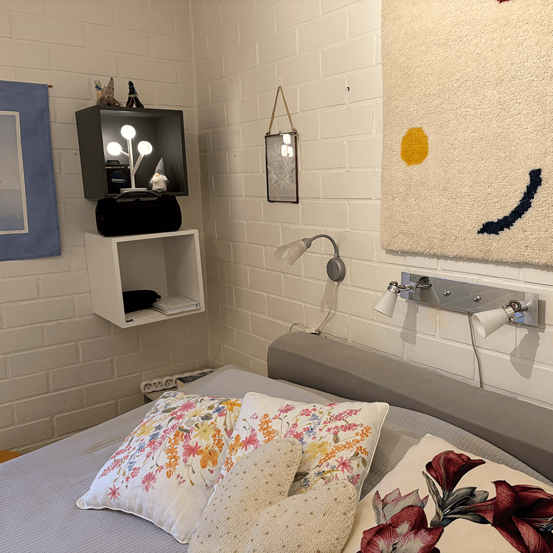 laatikot yöpöytänä seinällä