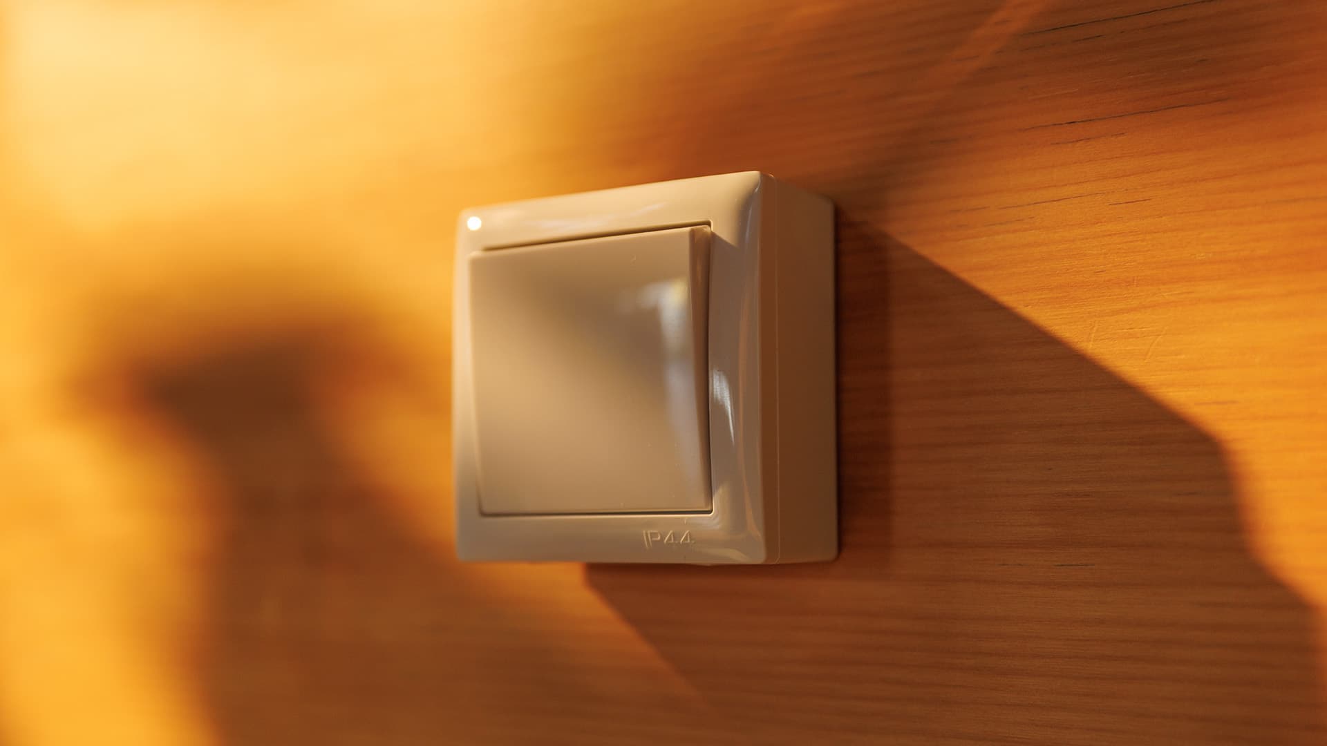 <p data-block-key="6e3pg">ABB:n SAGA-sarjan IP44-luokiteltu kytkin soveltuu myös kosteudelle ja roiskevedelle alttiisiin tiloihin. Ajaton muotoilu ja huoliteltu ulkonäkö tekevät siitä luontevan valinnan niin uudisrakentamiseen kuin remontointiinkin.</p>