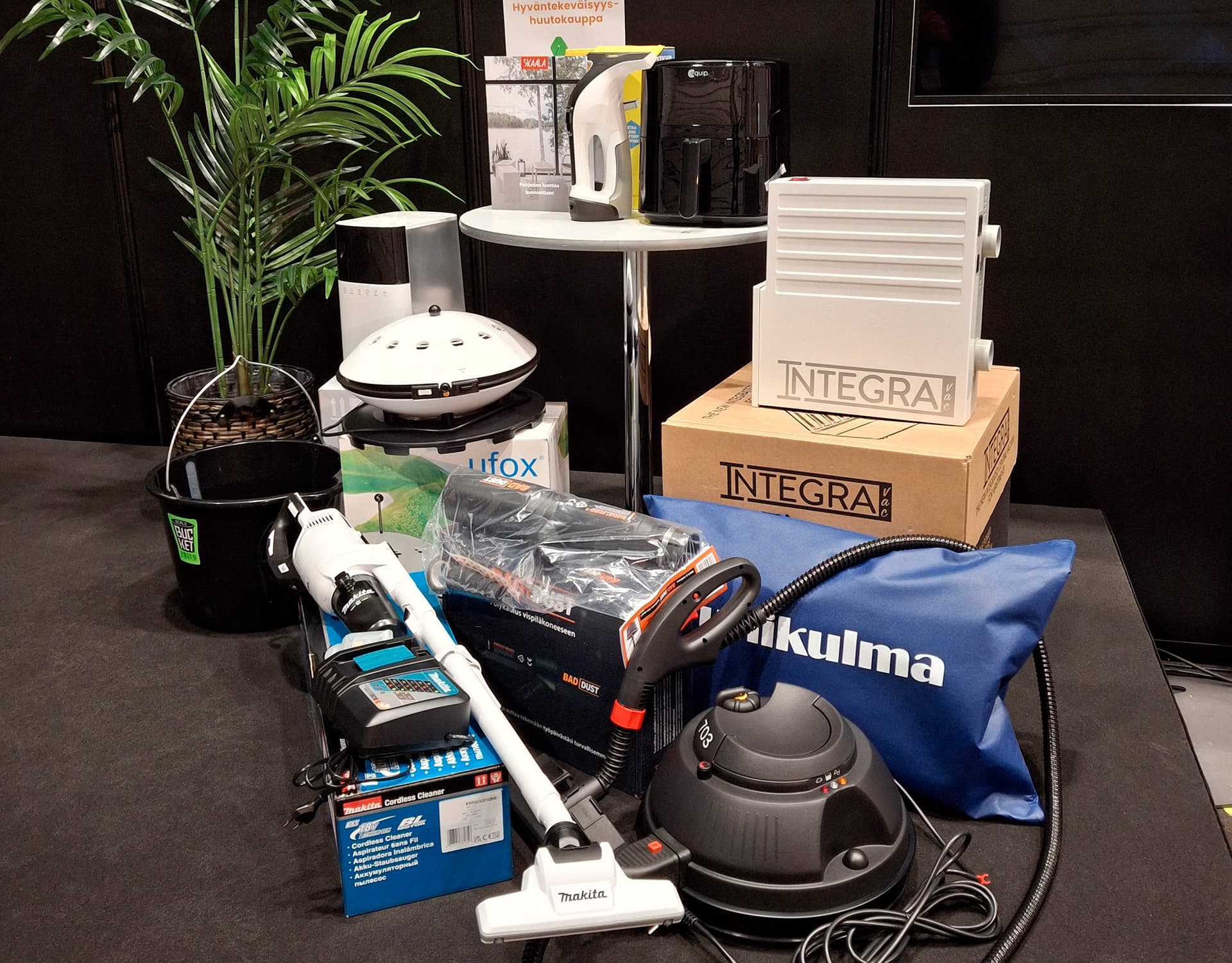 huutokaupatut tuotteet lavalla