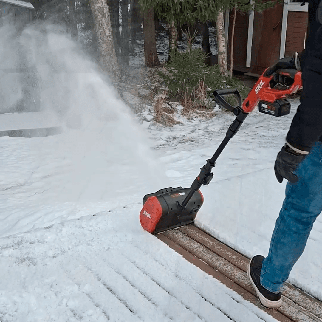 <p data-block-key="w25ug">Laudoitetulla terassilla ajosuunta vaikuttaa tuntumaan, usein sujuvinta on edetä laudoituksen suuntaisesti. Nuoskalumessa eteneminen hidastuu, mutta työ on silti usein kevyempää kuin raskaan loskan työntäminen kolalla. (Kuva Sari Nieminen)</p>