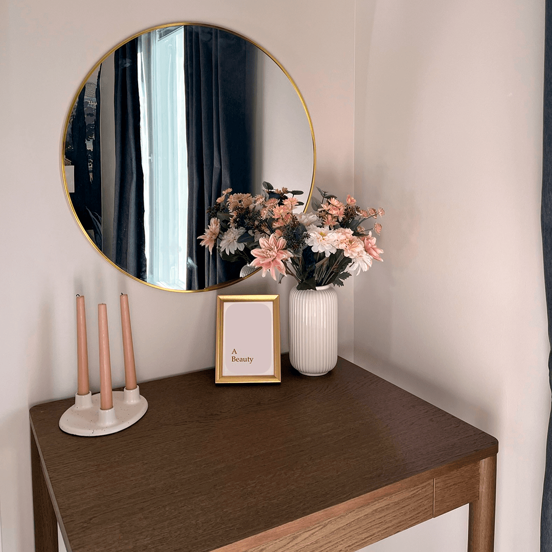 pieni pöytä ja peili seinällä