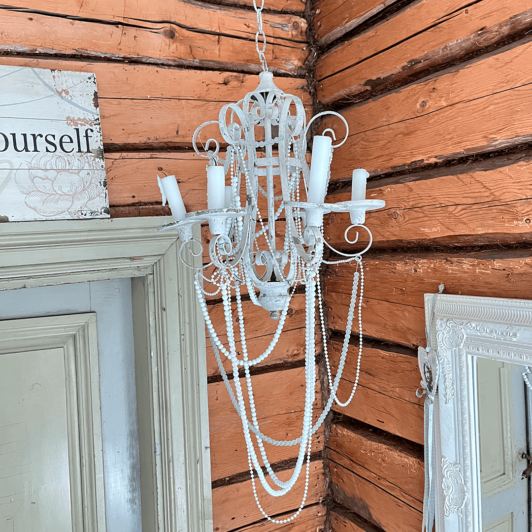 valkoinen kattokruunu