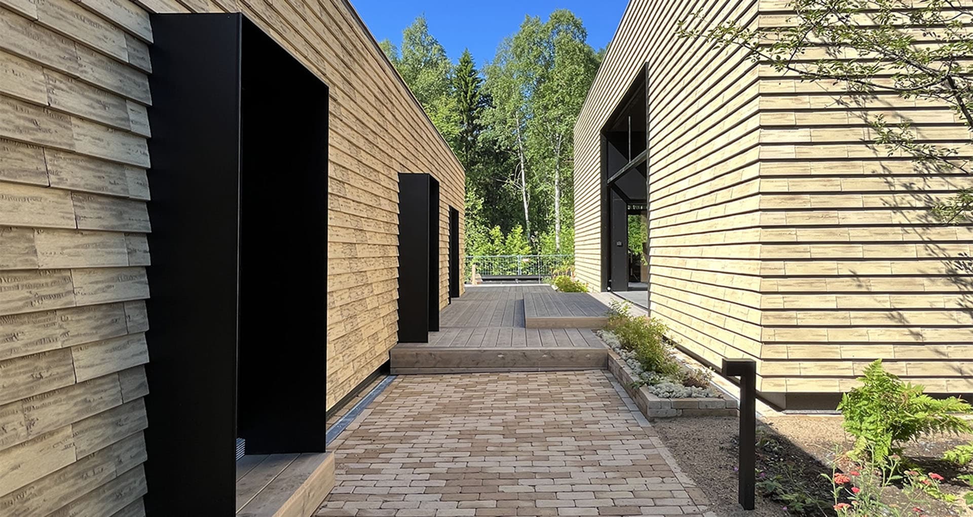 <p data-block-key="mz184">Autokatoksen ja tontin kulkuväylille valittiin kiveysratkaisuksi keraaminen pihatiili Siena Rustiikki.</p>