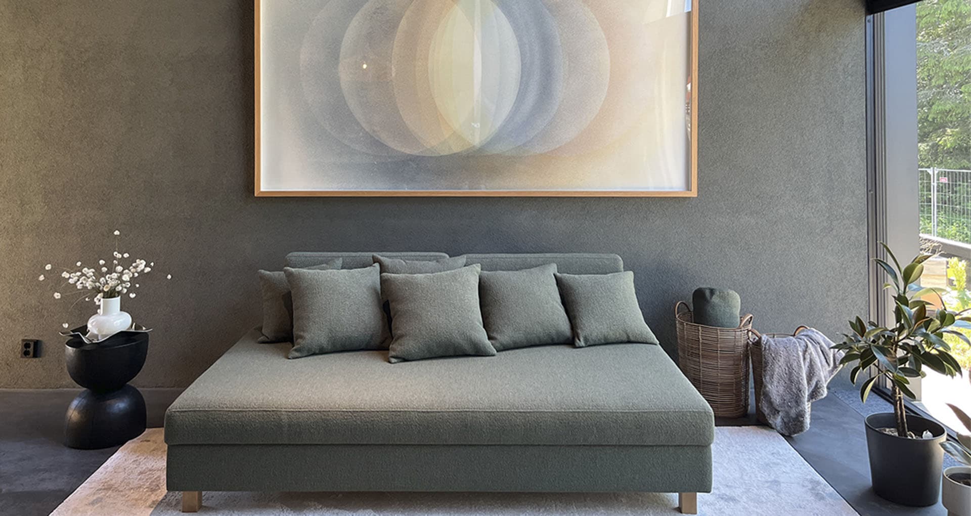 <p data-block-key="ppzuu">Tässä kodissa kaikelle on oma paikkansa ja mikään ratkaisu ei ole turha. Kuvassa olevan oleskelutilan taideteos ”All the colours of the Wind” on suunnitellut Jari Mattila.</p>