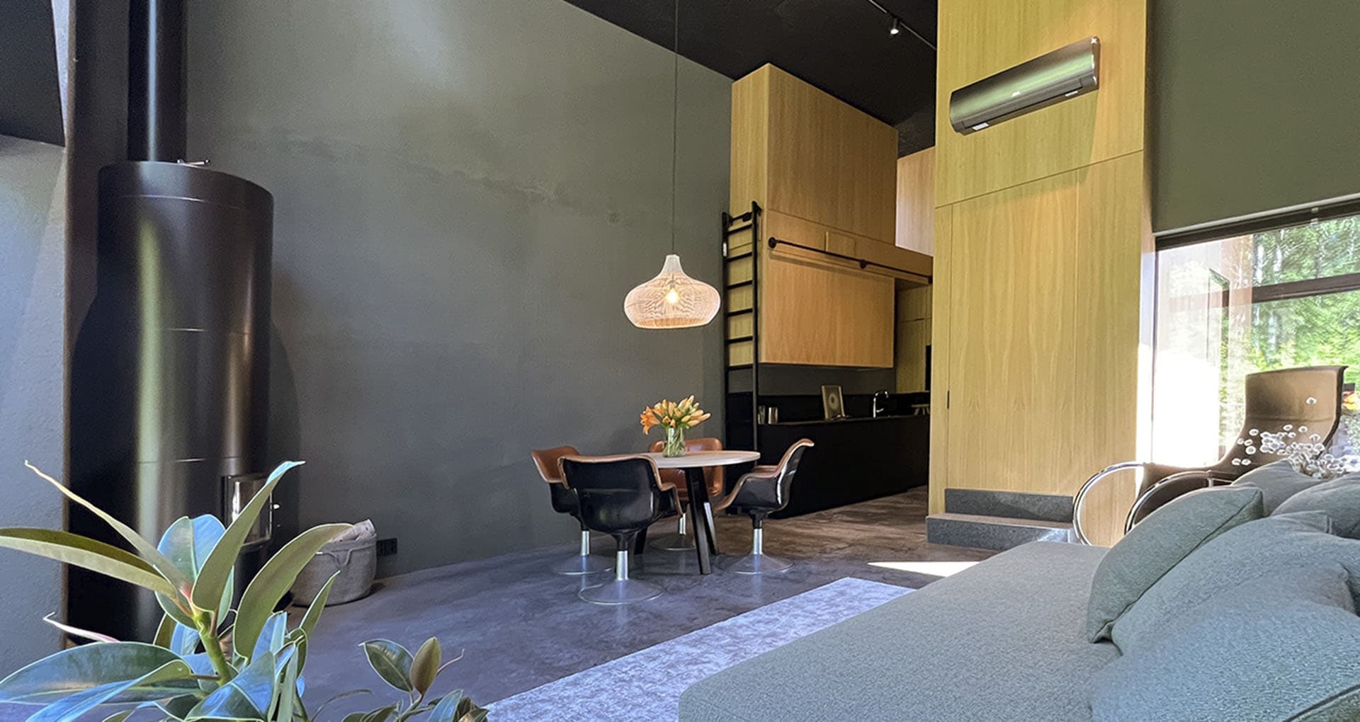 Talo Hjemman sisällä kiintokalusteet sulautuvat osaksi kokonaisuutta.