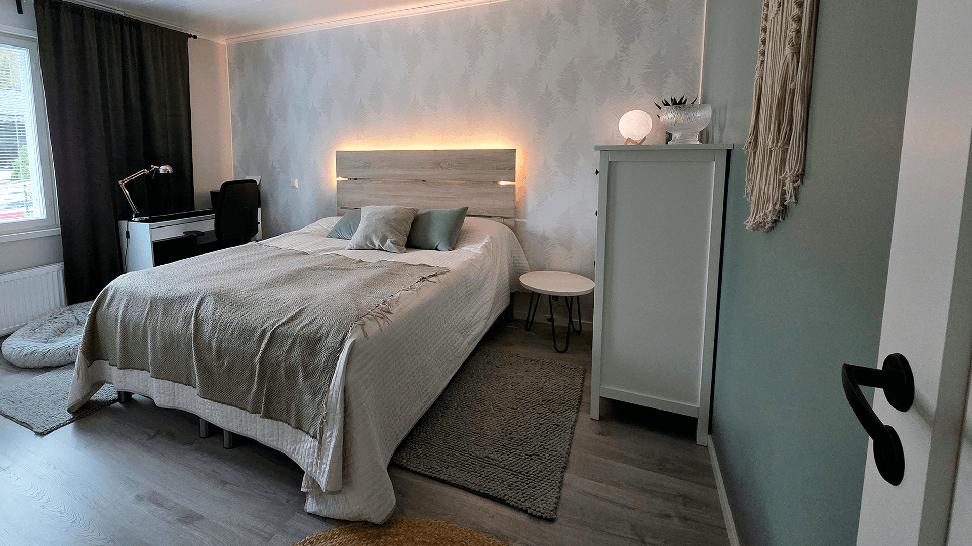 Saniaismetsä tapettina ja sammaleen vihreät sävyt makuuhuoneessa