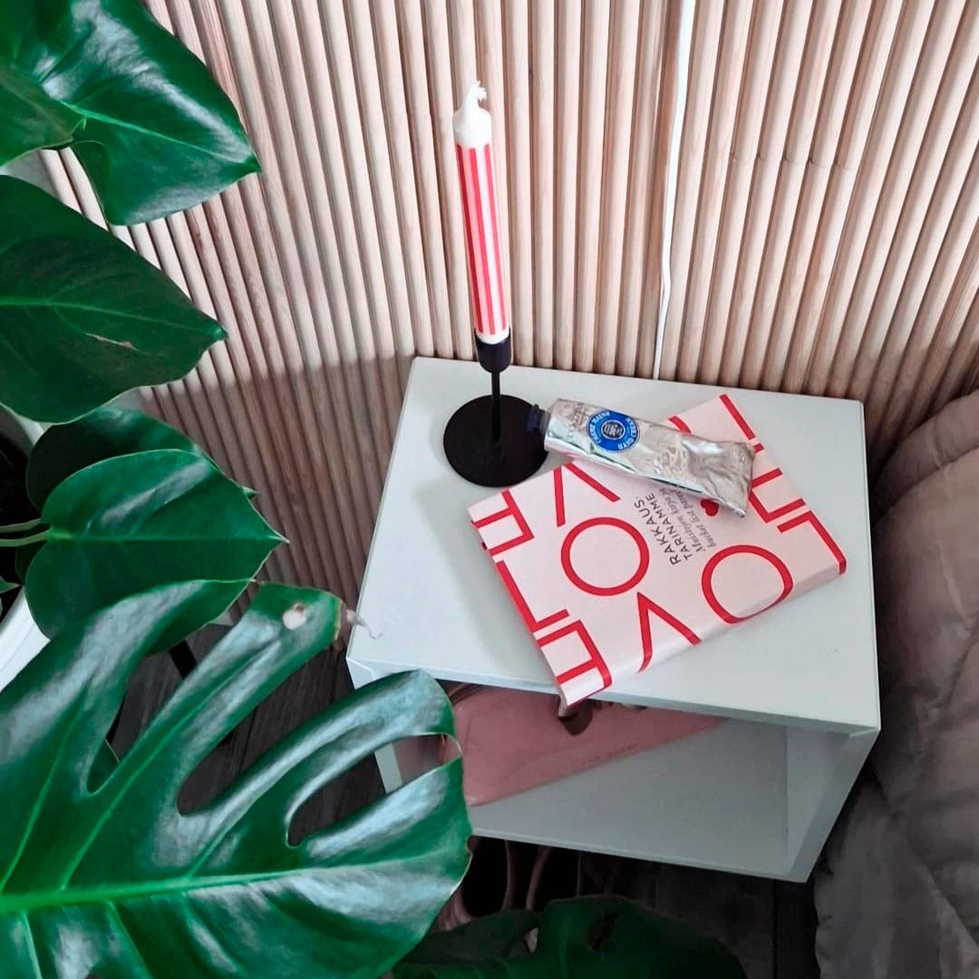 <p data-block-key="n0scy">Leijuva yöpöytä.</p>