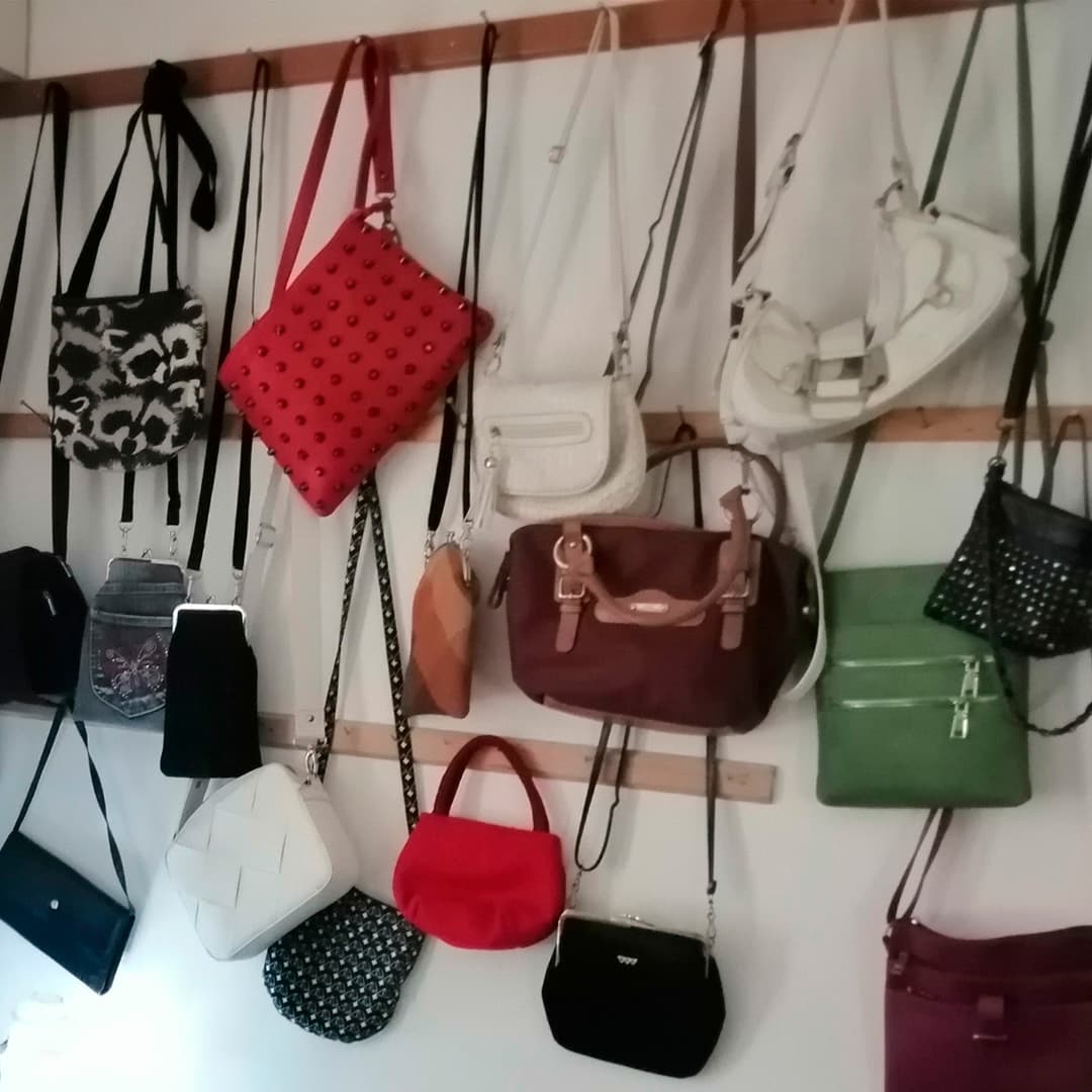 <p data-block-key="h6hn1">Joskus on järkevämpää jättää repimättä kaikkea vanhaa siniltä ja käyttää ne vain hyväkseen uudella tavalla, kuten nämä kitara- ja mikkitelineet.</p>