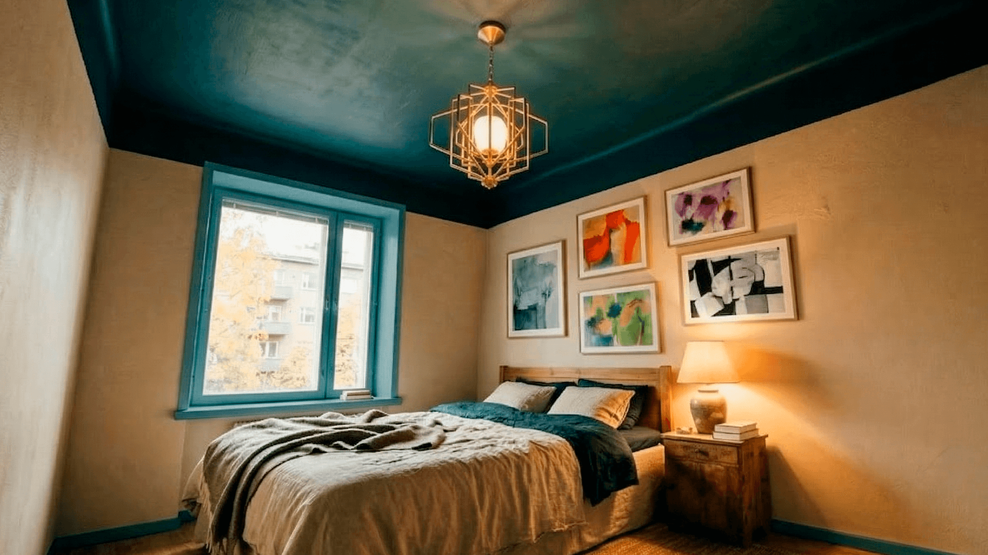 <p data-block-key="wnu1q">Tumma katto luo makuuhuoneeseen rauhallisen, pesämäisen tunnelman. Vaikutus syntyy mattapintaisella kattomaalilla. (Kuvitus: Sari Nieminen, kuvitus tuotettu tekoälyavusteisesti)</p>