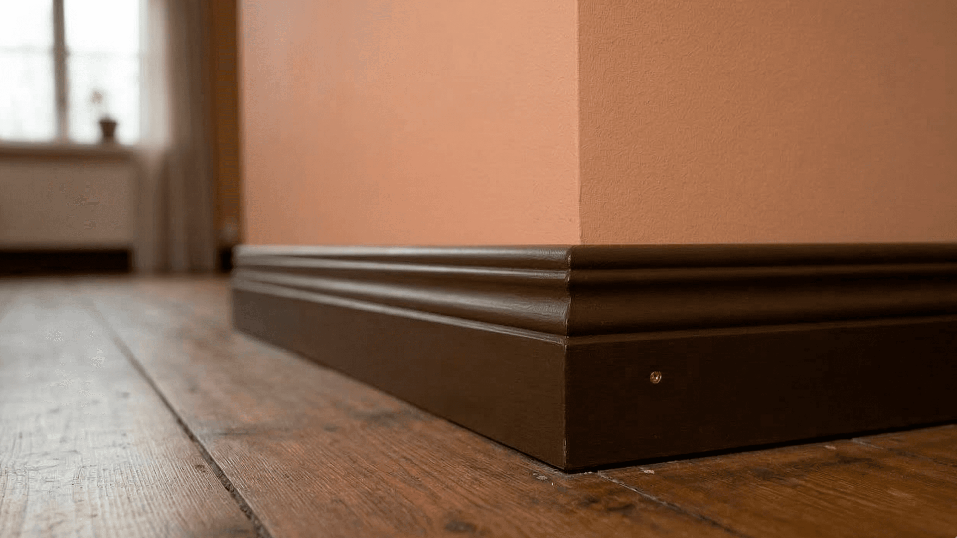 <p data-block-key="lmlyx">Jalkalistan maalaaminen on remontin helpoin ja riskittömin kohde. Jos tulos ei miellytä, maalaat listan uudelleen päivässä. (Kuvitus: Sari Nieminen, kuvitus tuotettu tekoälyavusteisesti)</p>