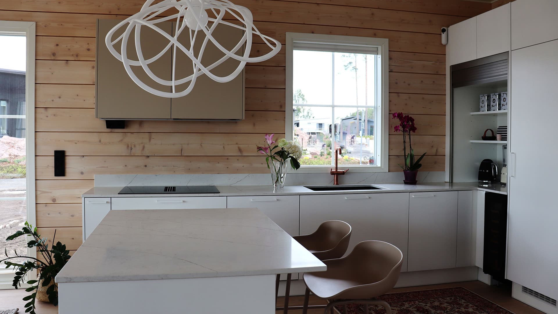 Villa auroran valkoinen keittiö