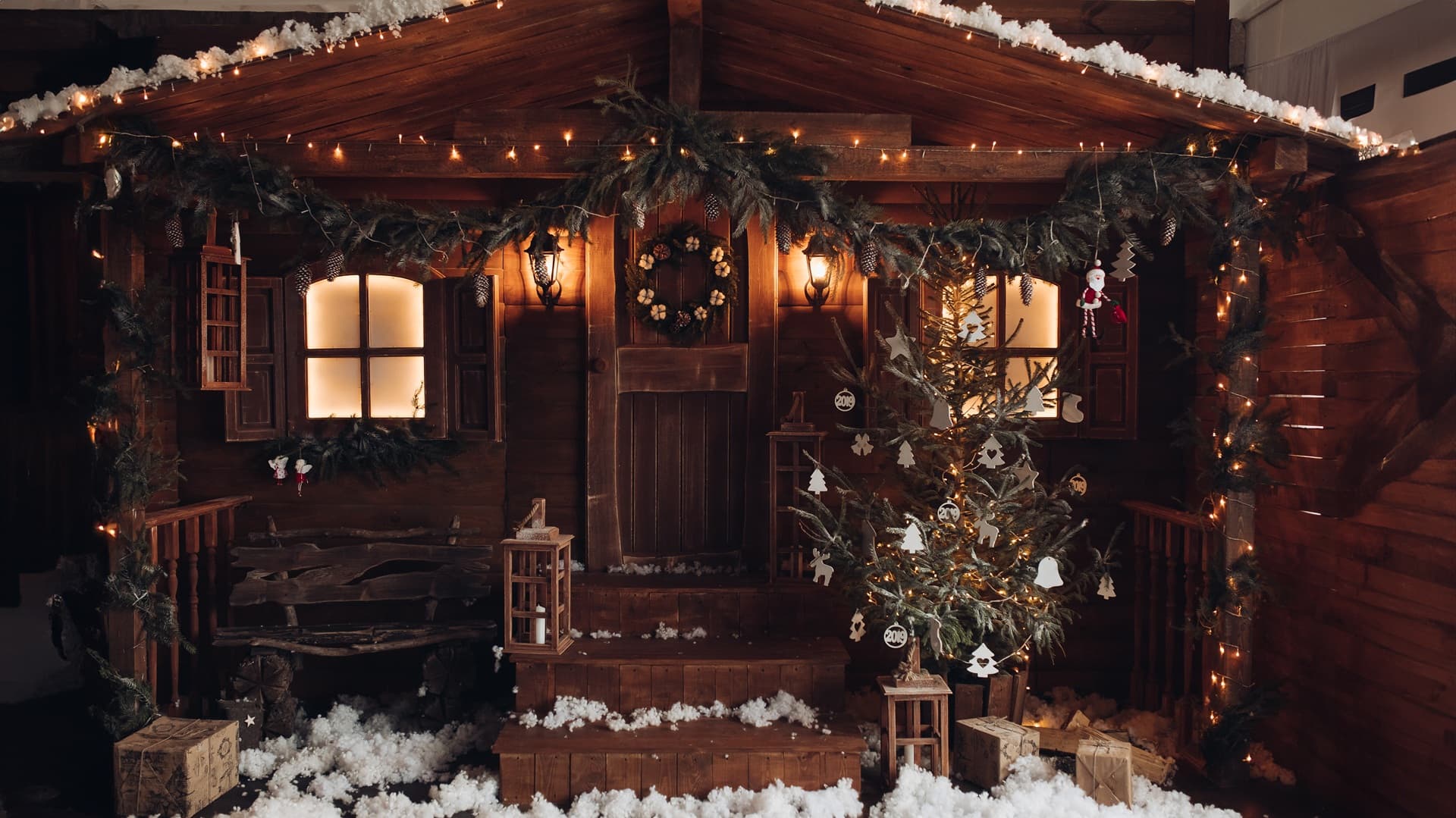 <p data-block-key="8f1if">Mökin joulutunnelma alkaa lämmöstä ja valosta. (Kuva: Envato)</p>