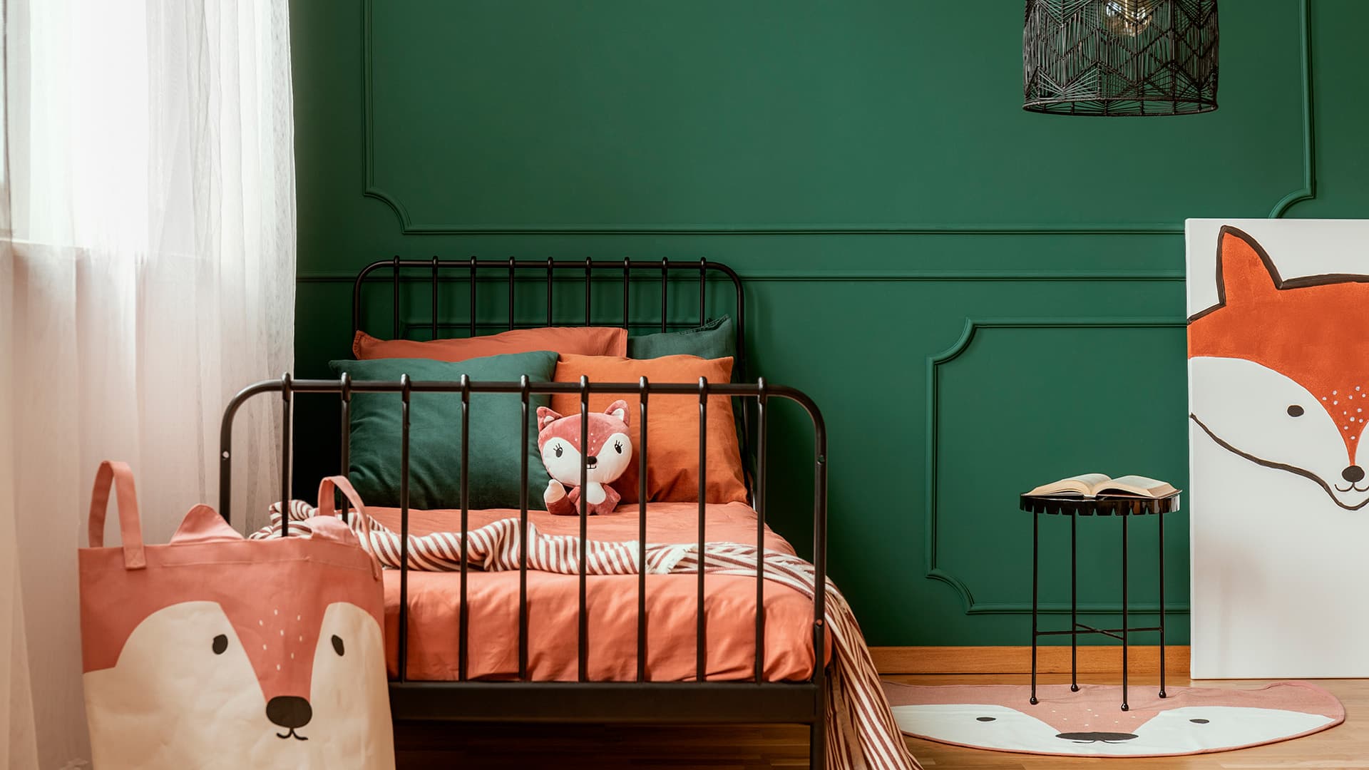 tummanvihreä seinä lastenhuoneessa