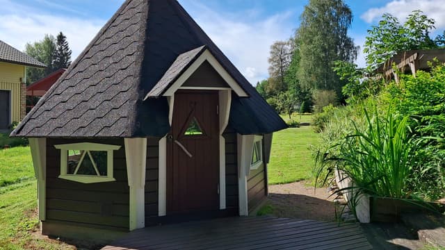 Ruskeaksi maalattu kota pihalla