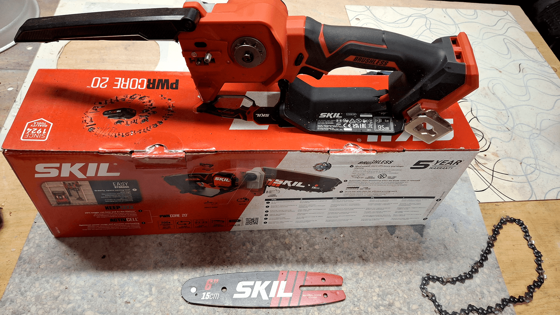 <p data-block-key="ewnp1">SKIL akkuoksasahan puhdistettavat osat on helppo irrottaa koneesta puhdistusta varten. (Kuva Sari Nieminen)</p>