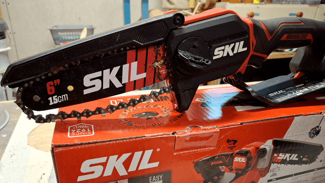 SKIL akkukosasaha työpöydällä likaisena