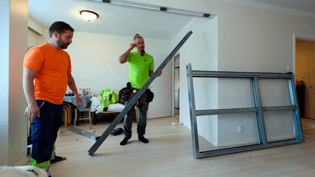 Timpurille Talo Mikko Merelä seisoo asennustyömaalla