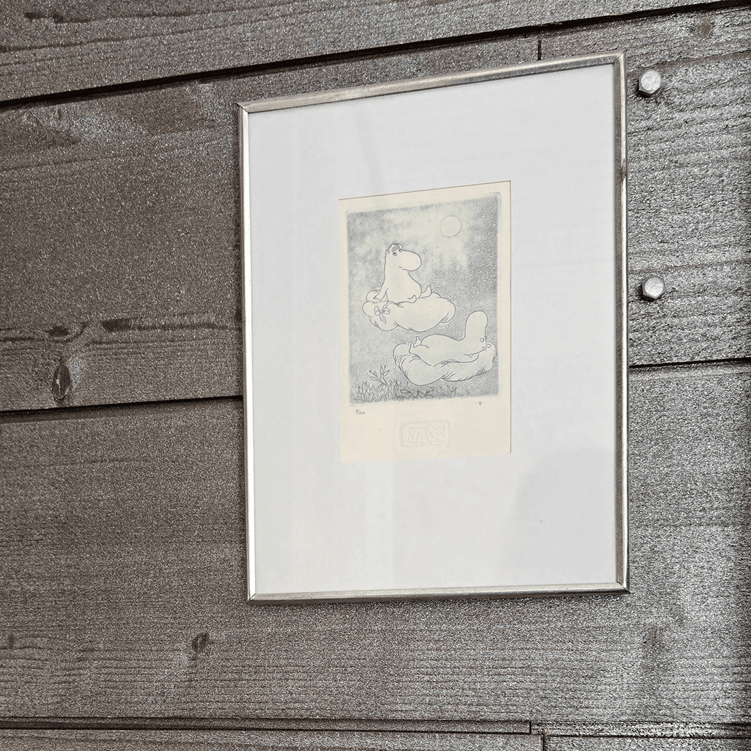 muumitaulu harmaalla seinällä