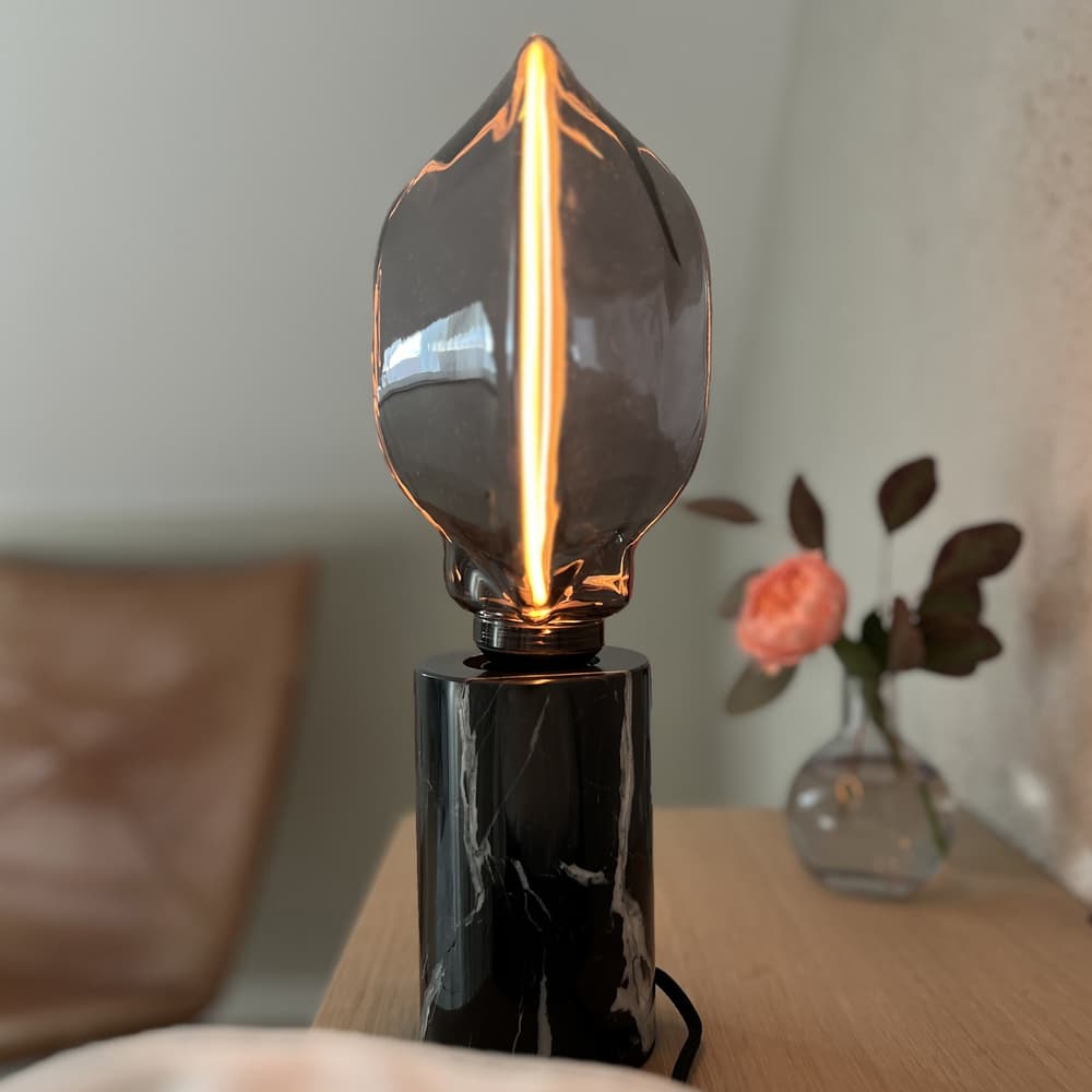 <p data-block-key="a4zw5">OSRAM Vintage 1906 Globe O-filamentti -lamppu ja OSRAM Decor Marble Base Table -valaisin muodostavat tyylikkään kokonaisuuden.</p>