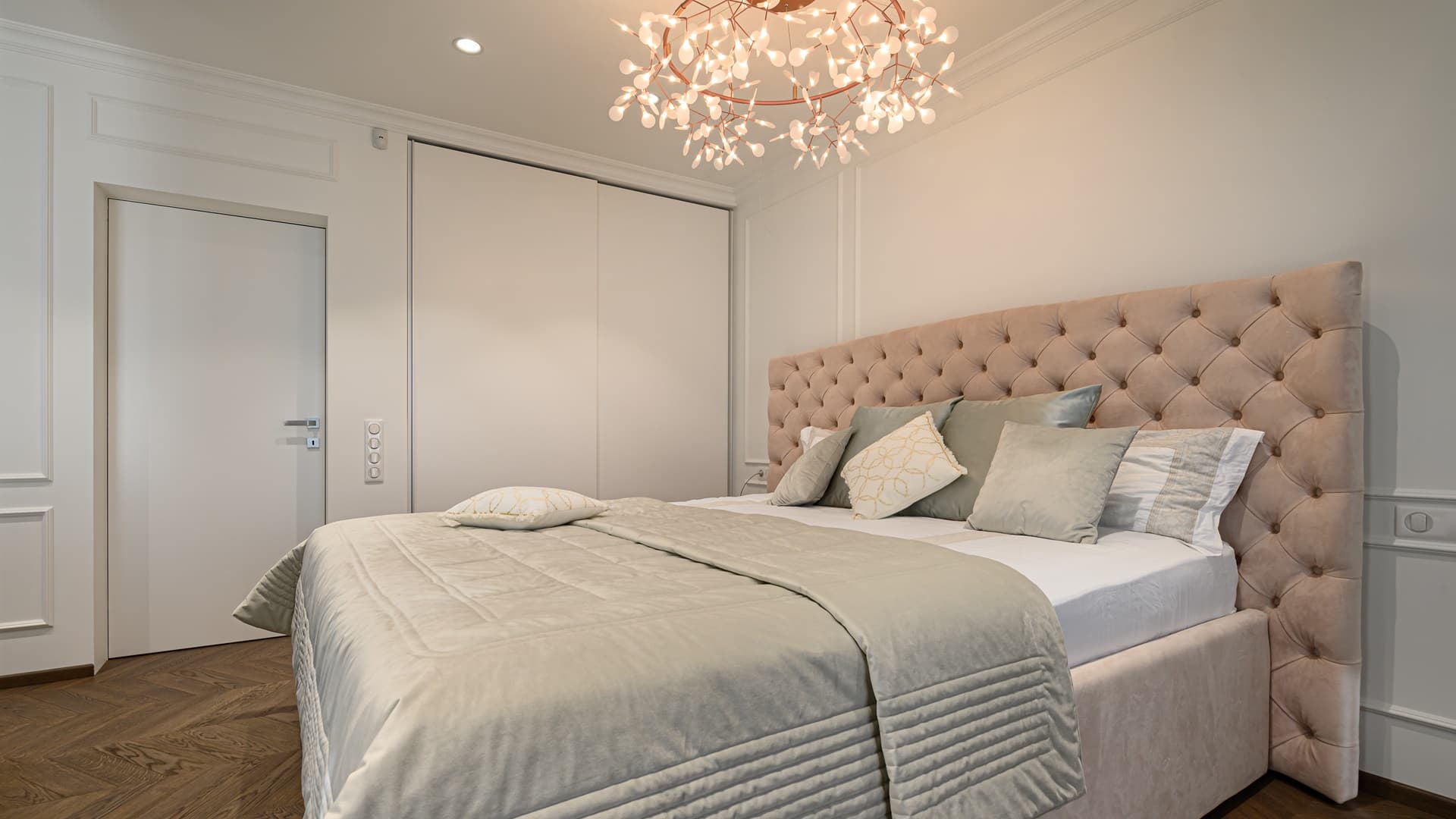 <p data-block-key="oalwp">Tunnelmallinen makuuhuone, jossa värit ja valaistus tekevät tilasta oman näköisesi.(Kuva: Envato)</p>