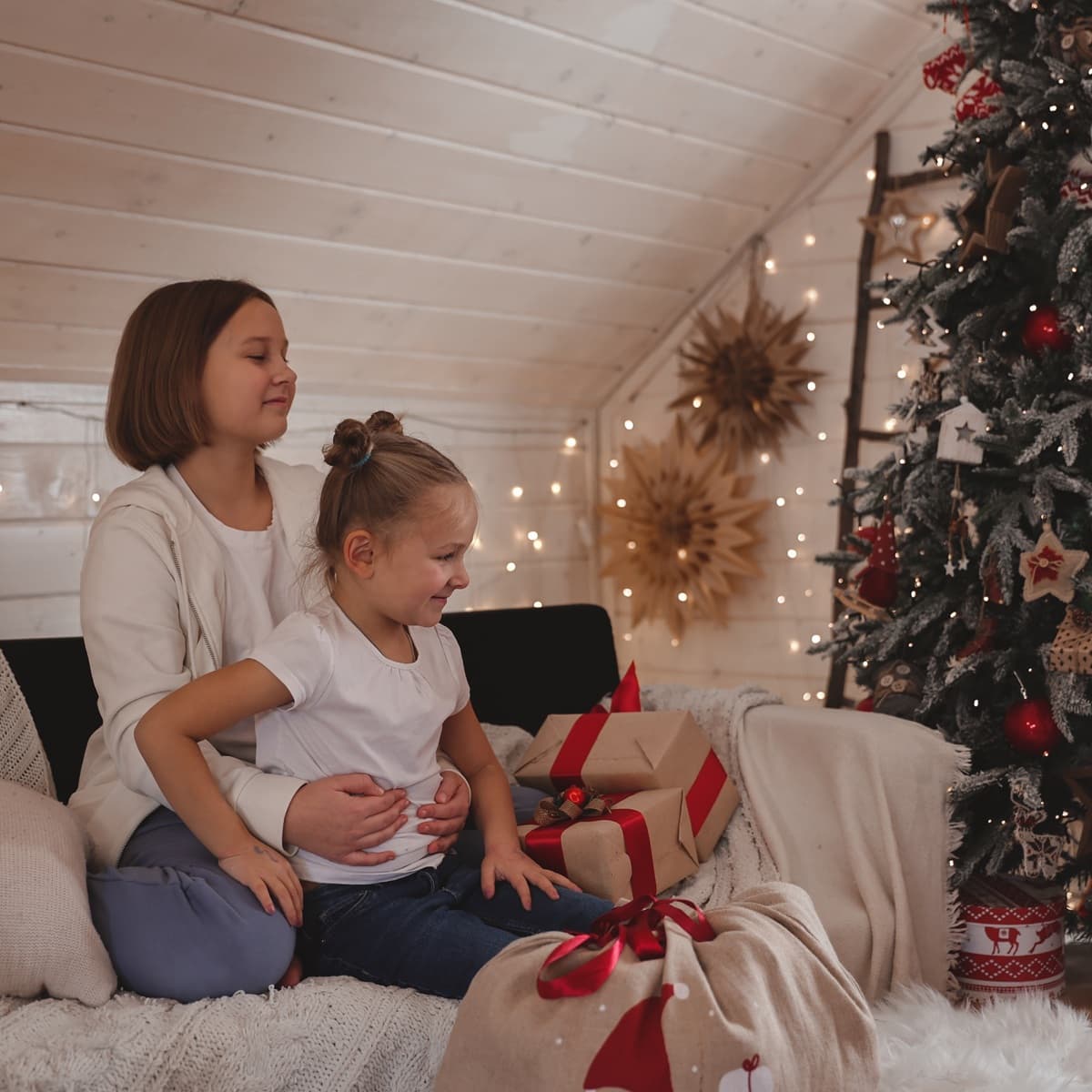 <p data-block-key="wfbhl">Huolellinen joulukoristelu muuttaa mökin hetkessä tunnelmalliseksi ja toivottaa vieraat lämpimästi tervetulleiksi. (Kuva: Envato)</p>