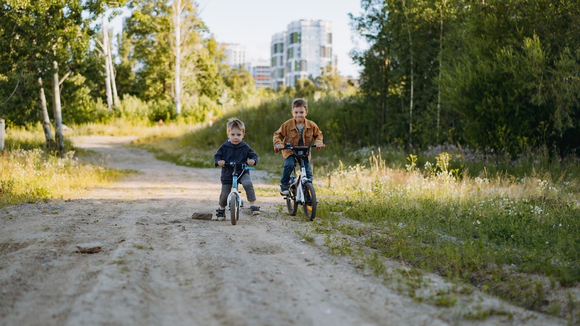 <p data-block-key="ncp9x">Tontin sijainti ja ympäristö vaikuttavat myös arjen sujuvuuteen ja perheen liikkumiseen. (Kuva: Envato)</p>
