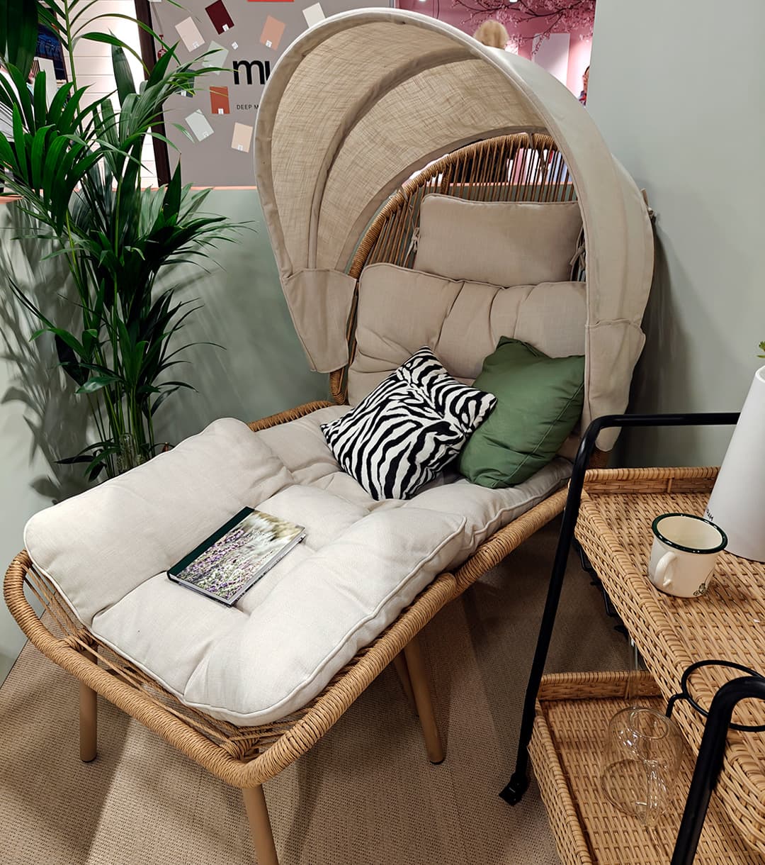 <p data-block-key="1kj97">Rottinki, vaaleat tekstiilit ja vihreät yksityiskohdat tekevät terassin tunnelmasta levollisen, vaikka muodoissa on näyttävyyttä. (Kuva Sari Nieminen)</p>