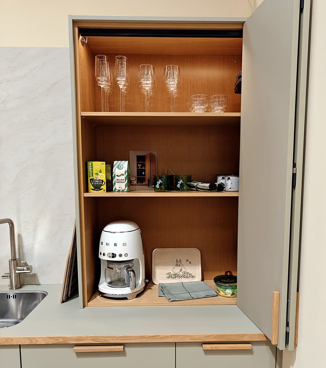 <p data-block-key="9a4xs">Piiloon suljettava aamiaiskaappi kokoaa pienkoneet ja arjen tavarat siistiksi kokonaisuudeksi ja esineissä vilahtavat Muumit ilahduttavat aamiaisen kokkaajaa.</p>