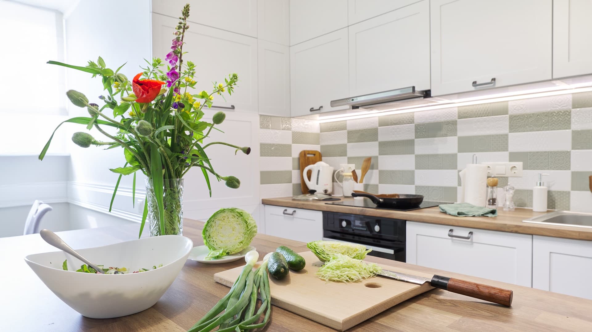 <p data-block-key="j5t7n">Keittiön harmoninen värimaailma korostaa tilan persoonallisuutta. (Kuva: Envato)</p>