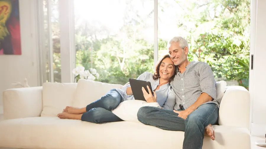 couple_with_tablet_on_sofa_900x507