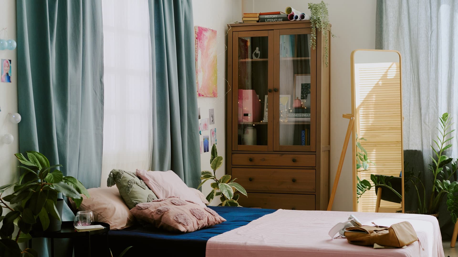 <p data-block-key="oalwp">Makuuhuone voi olla myös inspiroiva tila, jossa yhdistyvät käytännöllisyys ja persoonallinen tyyli. (Kuva: Envato)</p>