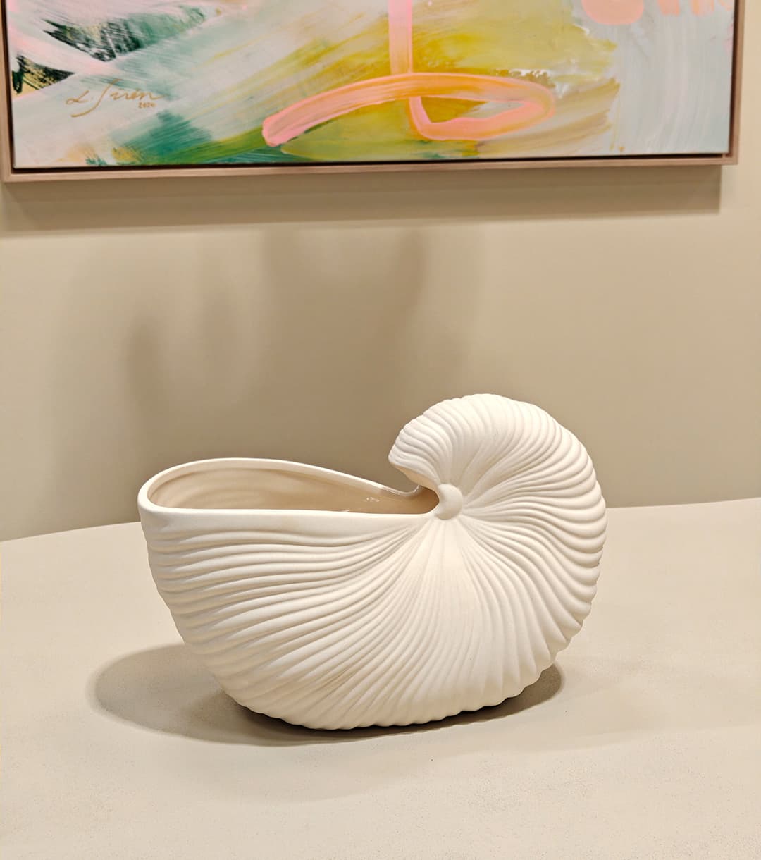 <p data-block-key="1vsw0">Christoffer Strandberg: Simpukkaa muistuttava maljakko toimii tilassa katseenvangitsijana. (Kuva Sari Nieminen)</p>